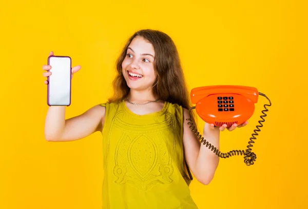 Kind met vintage en moderne telefoon. ontwikkeling van kinderen. mooi tienermeisje in jurk praten over de telefoon. De jongen spreekt over retro telefoon. mode en schoonheid. Prettig gesprek. zakelijke communicatie — Stockfoto