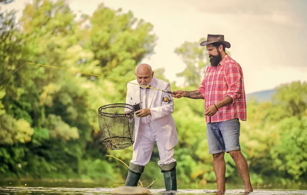 Pasatiempo favorito y recreación. Éxito. Fisher celebrar la jubilación. buena producción. abuelo y drandson de pesca. Pescadores. captura exitosa. hombre de negocios retirado. amistad masculina. Buena ganancia —  Fotos de Stock