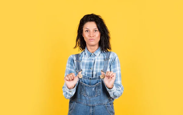 Glücklich hübsche Frau mit brünetten Haaren tragen lässige Kleidung, Mode — Stockfoto