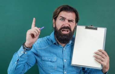 İlham. Okula dönüyorum. Öğretmenler günün kutlu olsun. Sakallı vahşi bir adamın elinde kağıt belgeler var. gayri resmi eğitim. Erkek öğrenci ders sırasında sınıfta oturur. Sınavı geç. konu öğreniliyor