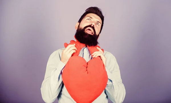 Étouffer d'amour. Homme barbu tenant un grand cœur rouge. Crise cardiaque et chagrin cardiaque. Valentines homme exprimant l'amour le 14 février. Maladie d'amour et problèmes cardiaques — Photo