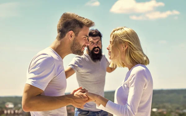 Mariage et divorce. Un homme jaloux. On se sépare. Cause de souffrance. Sensation de jalousie. Si l'un d'entre vous a des raisons de ne pas se marier, parlez maintenant ou taisez-vous pour toujours. Triangle amoureux — Photo