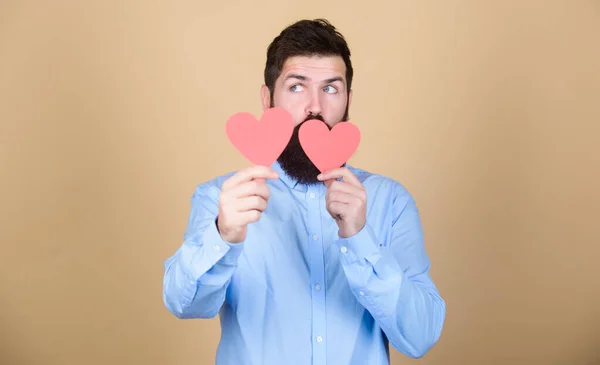 El amor importa. Celebración romántica del amor. Hombre barbudo sosteniendo corazones rojos. Hipster con corazones pequeños. Sexy hombre de San Valentín con tarjetas en forma de corazón. Feliz día de San Valentín — Foto de Stock