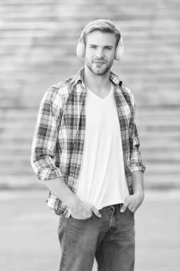 Modern adam müzik dinliyor kablosuz kulaklıklar, ses izi konsepti