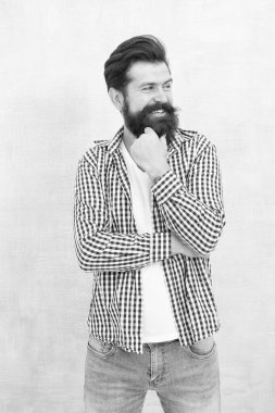 Sakallı, mutlu, sakallı, sakallı, sakalsız, şık saçlı, modaya uygun bir adam.