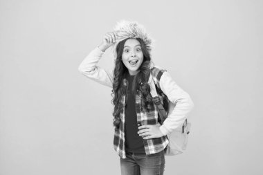 Çocuk şapka takıyor ve kulaklık takıyor. Kış tatili Dönem için öğrenme hedeflerini yansıt. Okuldaki kış etkinlikleri. Kış eğlencesi ve aktiviteleri. Çocuk öğrenci yumuşak şapkası mevsimin tadını çıkar