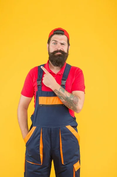 Homem barbudo eletricista reparação e reparação, capataz — Fotografia de Stock