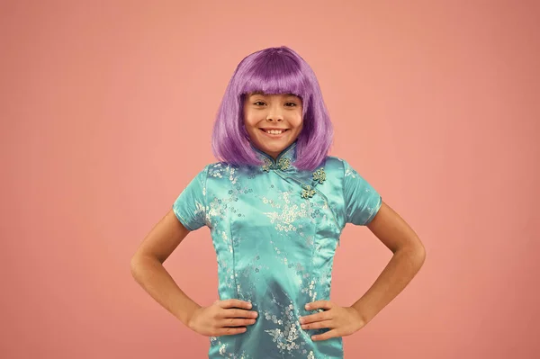 Pequena menina chinesa em peruca roxa. garoto feliz em vestido chinês tradicional. Ano Novo Chinês. criança elegante em quimono. A criança veste roupão nacional. dia do festival no Japão. asiático menina violeta cabelo peruca — Fotografia de Stock