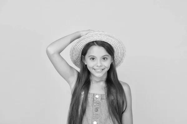 Passer une belle journée d'été. vacances. petite fille porte un chapeau de plage en paille. mode et beauté. bonheur d'enfance. heureux jour des enfants. style beauté de la saison chaude. prévisions météo estivales — Photo