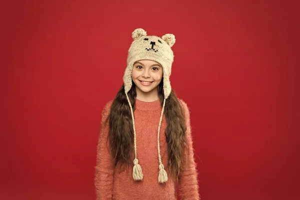 季節の健康管理。子供のファッション。暖かい編み物のヒント。耳フラップの帽子の幸せな女の子。休日の活動屋外。冬の準備ができている小さな子供。小さな流行モデルは冬のスタイルを楽しむ — ストック写真