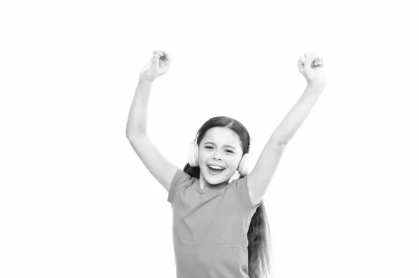 Ventajas de usar auriculares. chico interesado en la socialización. niños usan auriculares a diario. Niña pequeña escucha música. niño disfrutando del sonido por ahora. Auriculares calma niños —  Fotos de Stock