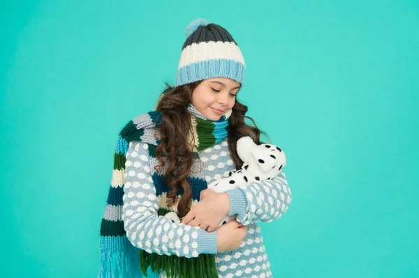 Kärlek och omsorg. leende unge i varm tröja bär hund leksak. ta hand om djur. — Stockfoto