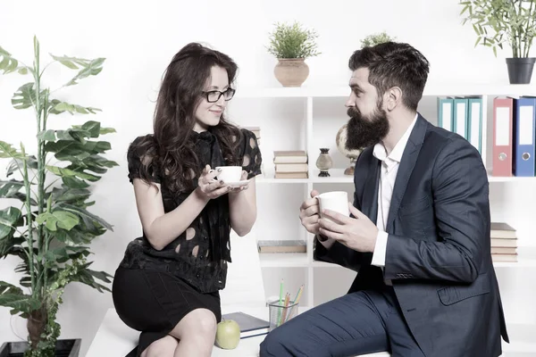 Hombre y mujer agradable conversación durante el descanso del café. Discutiendo rumores de oficina. Pide recomendaciones. Hora del café para relajarse. Un par de compañeros de trabajo se relajan con café. Pausa para el café con colega — Foto de Stock