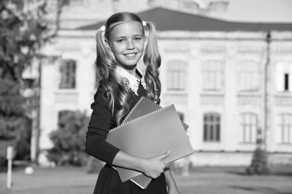 Perfekt flicka skola student uniform hålla böcker, September koncept — Stockfoto