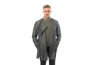 Sıradan bir gün işte. Sonbahar ya da bahar kıyafetleri. Palto giymiş, traşsız, yakışıklı bir adam. Beyazlar içinde soyutlanmış olgun bir adam. İş adamı günlük iş kıyafetleri giyer. Erkek modası ve güzellik