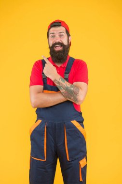 Mutlu sakallı adam elektrikçi tamir ve tamir, inşaat