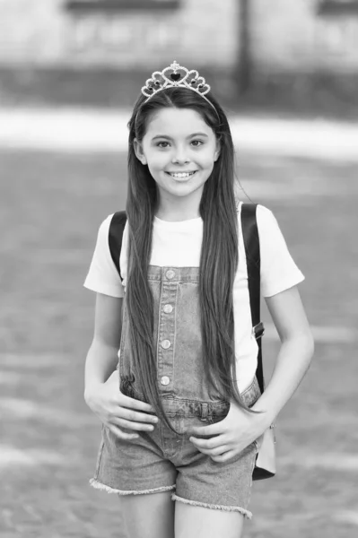 Soy la reina, no tu princesita. Feliz sonrisa de princesa al aire libre. Princesa niña usar corona de lujo. Belleza mirada de la pequeña princesa. Peluquería. Fiesta de graduación. Accesorios de moda. Estilo de lujo — Foto de Stock