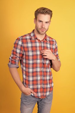 Kendine güven. Karizmatik bir adam kareli gömlek giyiyor. Ekose gömlekli adam. Mükemmel saç stili. Erkek berber dükkanında tımar yapıyor. Moda modası. Yakışıklı erkek modeli portresi