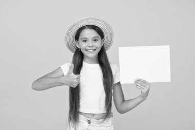 Yaz tatilinde ne yapılır? Baş parmak hareketi. Kağıt sanatı ve zanaat tarzı. Buraya bak. Çok zekisin. Kağıt çarşaflı gülümseyen küçük kız. Kopyalama alanı için yer. Yaz özellikleri için alışverişe git