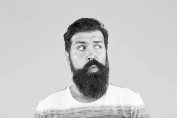 Nog een idee. Heb wat twijfels. Hipster bebaarde gezicht niet zeker. Twijfelachtige man met baard op gele achtergrond van dichtbij. Twijfelachtige uitdrukking. Sluw gezicht. Interessant idee. Een man die denkt. In zijn gedachten. — Stockfoto