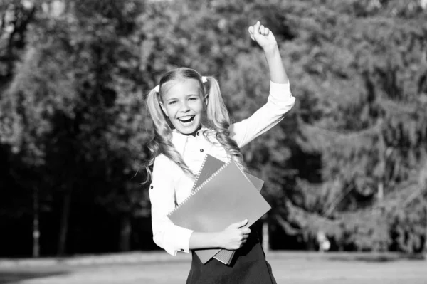 Excelente estudiante niña estudio con el libro de la escuela al aire libre, el concepto de futuro exitoso — Foto de Stock