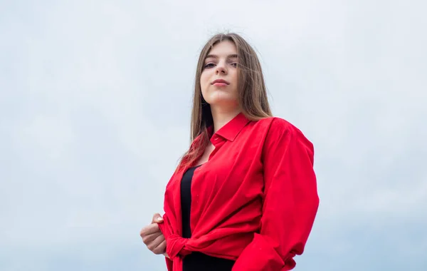 Chica adolescente feliz usar camisa roja al aire libre en el fondo del cielo, la moda — Foto de Stock