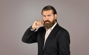 O, beyaz gömlekli. Takım elbiseli başarılı bir adam. İş adamı takım elbise giyer. Resmi ofis hayatı. Ciddi sakallı adam. Pahalı takım elbiseli yakışıklı ve başarılı bir adam. Boşluğu kopyala