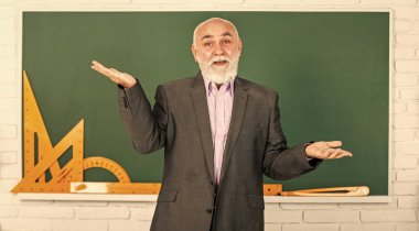 Cevabı kim bilir. Matematik aletleri. Sınıfta trigonometri dersi. Bilgileri buraya getir. Son sınıf öğretmeni matematik aletleri kullanır. Sakallı okutman tahtada geometriyi açıklıyor. Okula geri dön.