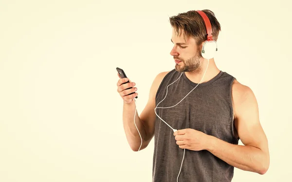 Άνδρας όμορφος αξύριστος hipster ακούγοντας αρχείο ήχου χρησιμοποιώντας ακουστικά gadget. Σύγχρονα ακουστικά έννοια. Ακουστική εκπαίδευση. Ακούστε μουσική για κίνητρο και έμπνευση. Ποιότητα ήχου. Κομμάτι ήχου — Φωτογραφία Αρχείου