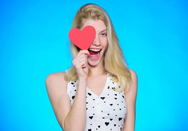 Mira a tu alrededor, y encontrarás tu amor. mujer feliz sobre fondo azul. mujer con corazón decorativo. Una cita. Un saludo romántico. Ventas de San Valentín. Amor y romance. Fiesta de San Valentín — Foto de Stock