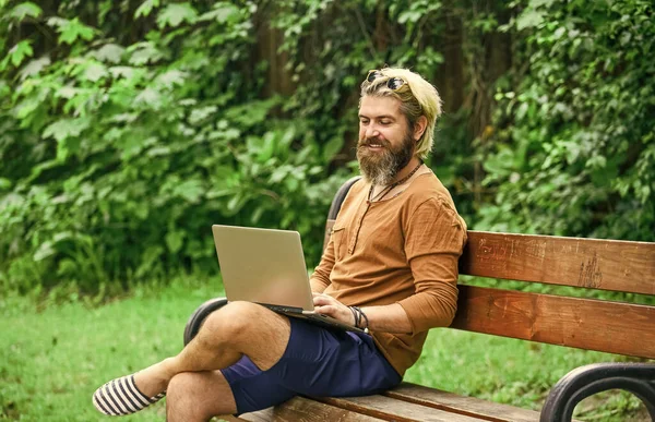 Temiz hava. Gezici internet. İstediğin yerde çalışabilirsin. Çevik iş. Sakallı adam park doğasında bankta oturuyor. Çalış ve rahatla. İnternetten alışveriş. İnternette çalışıyorum. Hipster parkta çalışmaktan esinlendi