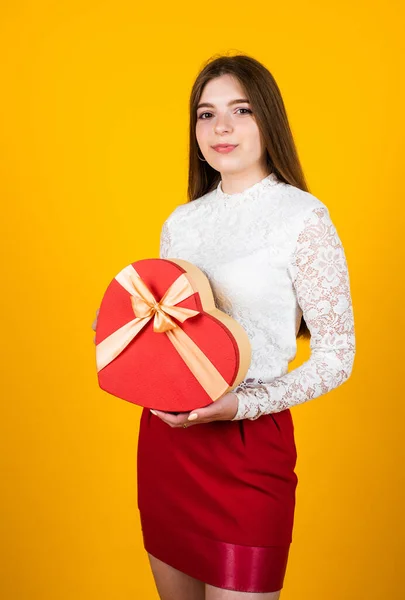Будь моей валентинкой. подарить с любовью. Продажа. счастливая девочка-подросток держит сердечный ящик. — стоковое фото