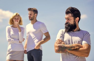 Aile psikolojisi. İlişki hedefleri. Ayrılın. Aşk üçgeni. İhanet ve boşanma. Kıskanç eş. Kıskançlık hissi. Kıskançlığın olumsuz etkisi. Onları kıskanıyorum. Onları izliyordum. Üçüncü teker konsepti