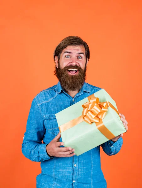 Männer gehen einkaufen. Erfolgreicher Shopaholic im Hemd. bärtiger Mann urlaubsreif. Verkauf und Rabatt. reife Hipster mit Bart halten Geschenk-Box. brutaler kaukasischer Hipster mit Geschenk — Stockfoto