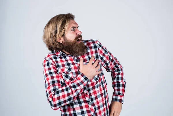 Coeur malade. mode masculine décontractée. salon de coiffure. Beau barbu en vêtements décontractés se sentant surprise. Homme caucasien joyeux. brutal hipster barbu. homme portant une chemise à carreaux. avoir peur — Photo