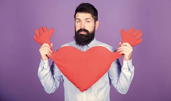 Un homme barbu et moustachu amoureux d'humeur romantique. Sentir de l'amour. Sortir ensemble et concept de relations. Heureux en amour. Toucher physique. Câlins gratuits. Homme barbu hipster étreinte coeur. Célébrez la Saint Valentin — Photo