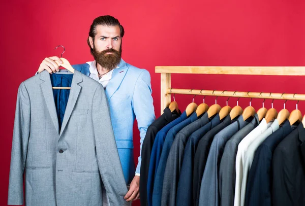 Knappe blanke zakenman met trendy kapsel in jas, garderobe — Stockfoto