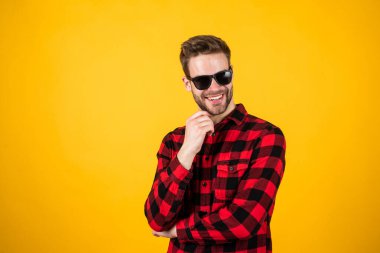 Moda tarzı olan şık bir adam. Kareli gömlek ve gözlük takıyor. Moda.