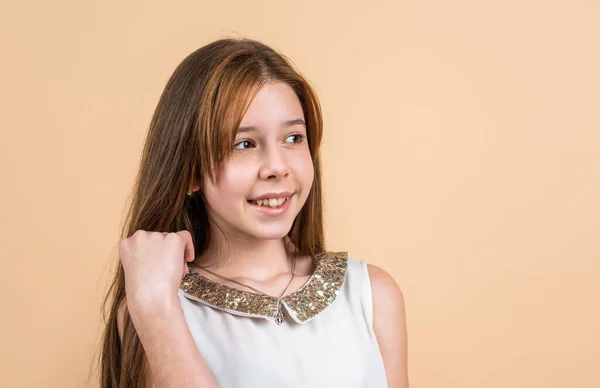 Menina criança ter cabelo liso saudável e sorriso agradável, espaço de cópia, beleza natural — Fotografia de Stock