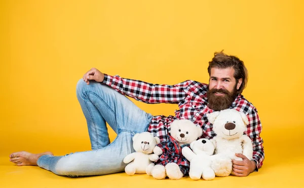 Vendas de loja de brinquedos. Conceito de celebração de férias. Cara feliz brinca com brinquedo macio. Conceito de humor infantil. O tipo gosta do dia dos namorados. melhor presente de sempre. Dia dos Namorados presente para amado — Fotografia de Stock