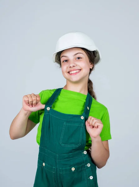 Adolescente construtor de menina em capacete protetor e uniforme protetor, carreira futura — Fotografia de Stock