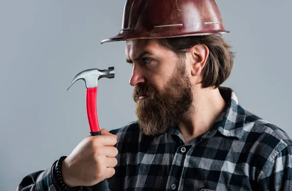 Профессиональный выбор Красивый мужчина-рабочий. мужчина в форме с молотком. Builder with tool — стоковое фото