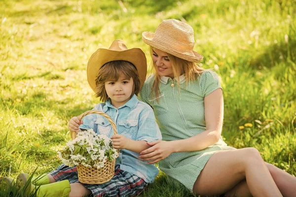 Giornata di famiglia. genitorialità e genitorialità. passare del tempo libero insieme. relax nella natura primaverile. bellezza di stagione fiori di ciliegio. amore e momenti teneri. felice festa della mamma, goditi il tempo estivo — Foto Stock