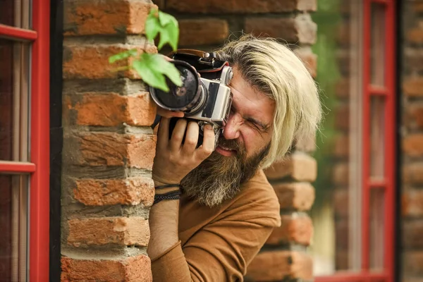 Private detective. SLR camera. hipster man with beard use professional camera. photographer hold retro camera. journalist is my career. reporter make photo. vintage camera. capture these memories — Stock Photo, Image