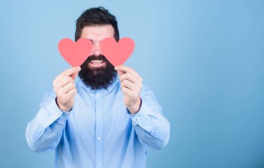 Yüreğiyle görebiliyor. Hippi gözlerini küçük kalplerle kapatıyor. Kırmızı kalp tutan sakallı adam. Aşk kartları olan seksi bir sevgililer günü erkeği. Sevgililer günün kutlu olsun. Aşkını ifade ediyor, kopyalama alanı