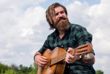 En sevdiğim şarkı. Country müzik konsepti. Sakallı adam akustik gitar çalar. Sıradan bir adam insani duygularını ifade eder. Uzun saçlı hippi ve bıyıklı gitarist. Müzik aleti olan erkek gitarist