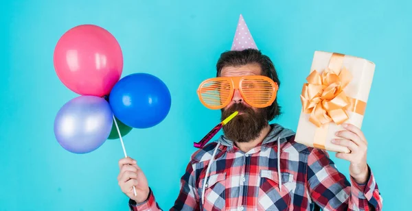 Mannelijke hipster met modieuze verzorgd haar en baard houden partij ballonnen en doos, verrassing — Stockfoto