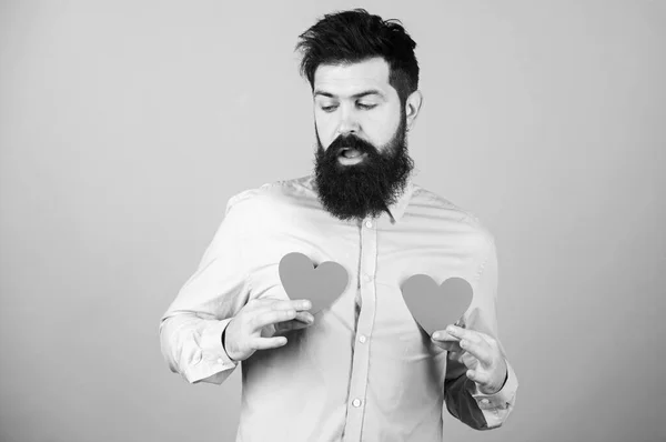 Um dia em que o amor encontra o seu caminho. Homem barbudo com corações vermelhos. Hipster com corações pequenos. Homem valentine sexy com decorações em forma de coração. Feliz Dia dos Namorados. As férias de amor e romance — Fotografia de Stock