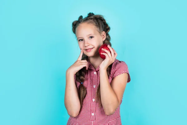 秋の収穫から収穫されたビタミンでいっぱいのリンゴを持つ幸せな10代の女の子春 — ストック写真