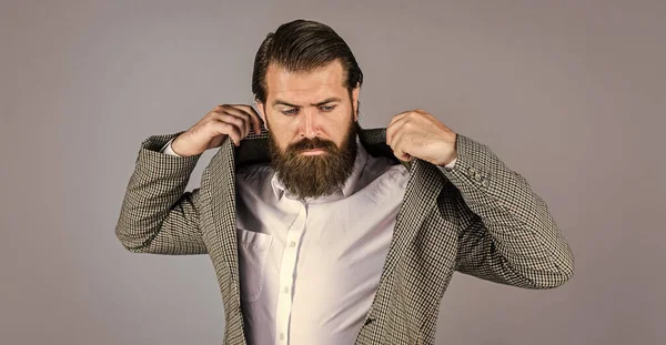 Stijlvolle succesvolle man in pak poseren. Zakenman in pak. officiële kantoorlevensstijl. Een man met een baard. Knappe en succesvolle man in duur pak. Hij draagt een wit shirt. Cool en sexy — Stockfoto